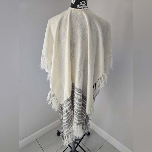 Cream and Gray Patterned Fringe Shawl Size OS - Picture 3 of 11